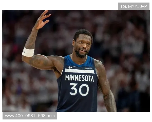 兰德尔上半场表现出色10投6中贡献15分3篮板3助攻数据全面